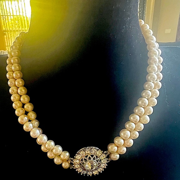 Jewelry - Pearls have made their come back. Vintage Pearl and Rhinestone necklace Stunning